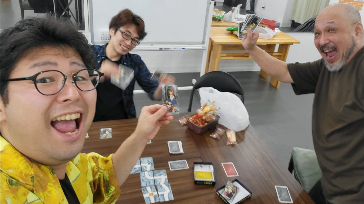 sora_noda's tweet photo. 久々に元劇団のメンバーと集まって #DCボドゲ会 をしました！

10時間くらいぶっ通しでやりましたが、一瞬で終わってしまったと錯覚するくらいメチャ楽しかったです✨

さすがの団員たち…化かし合いがうまいのなんの。 https://t.co/liuFE4IZjQ