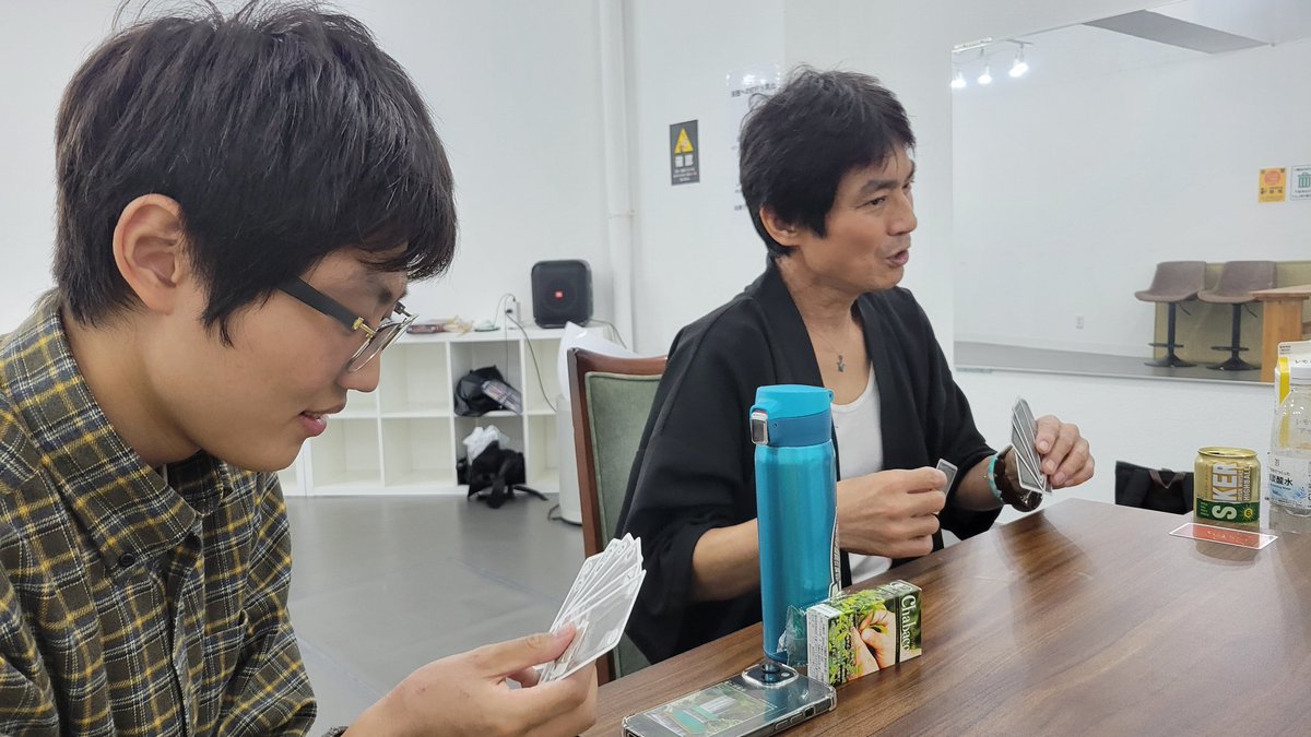 sora_noda's tweet photo. 久々に元劇団のメンバーと集まって #DCボドゲ会 をしました！

10時間くらいぶっ通しでやりましたが、一瞬で終わってしまったと錯覚するくらいメチャ楽しかったです✨

さすがの団員たち…化かし合いがうまいのなんの。 https://t.co/liuFE4IZjQ