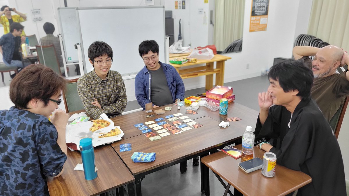 sora_noda's tweet photo. 久々に元劇団のメンバーと集まって #DCボドゲ会 をしました！

10時間くらいぶっ通しでやりましたが、一瞬で終わってしまったと錯覚するくらいメチャ楽しかったです✨

さすがの団員たち…化かし合いがうまいのなんの。 https://t.co/liuFE4IZjQ
