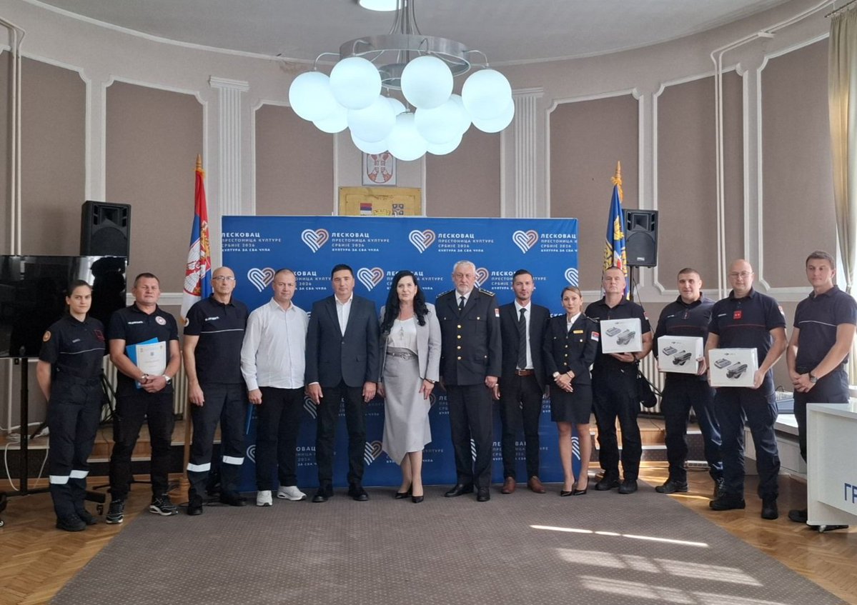 MPopovic14's tweet photo. У Лесковцу одржана централна подела опреме за ватрогасно-спасилачке јединице у Лесковцу, Нишу и Врању.

https://t.co/LreZPKy2ro https://t.co/0U2SeSJgDC