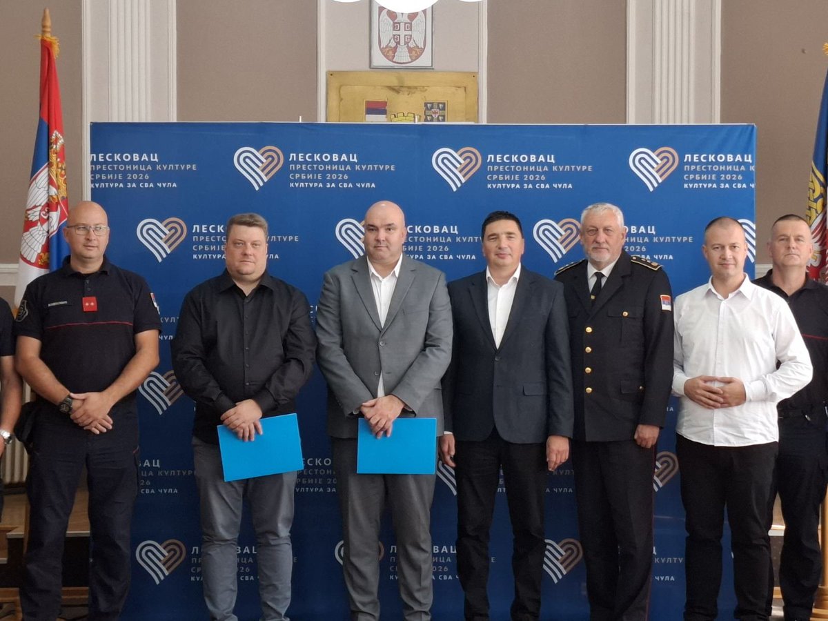 MPopovic14's tweet photo. У Лесковцу одржана централна подела опреме за ватрогасно-спасилачке јединице у Лесковцу, Нишу и Врању.

https://t.co/LreZPKy2ro https://t.co/0U2SeSJgDC
