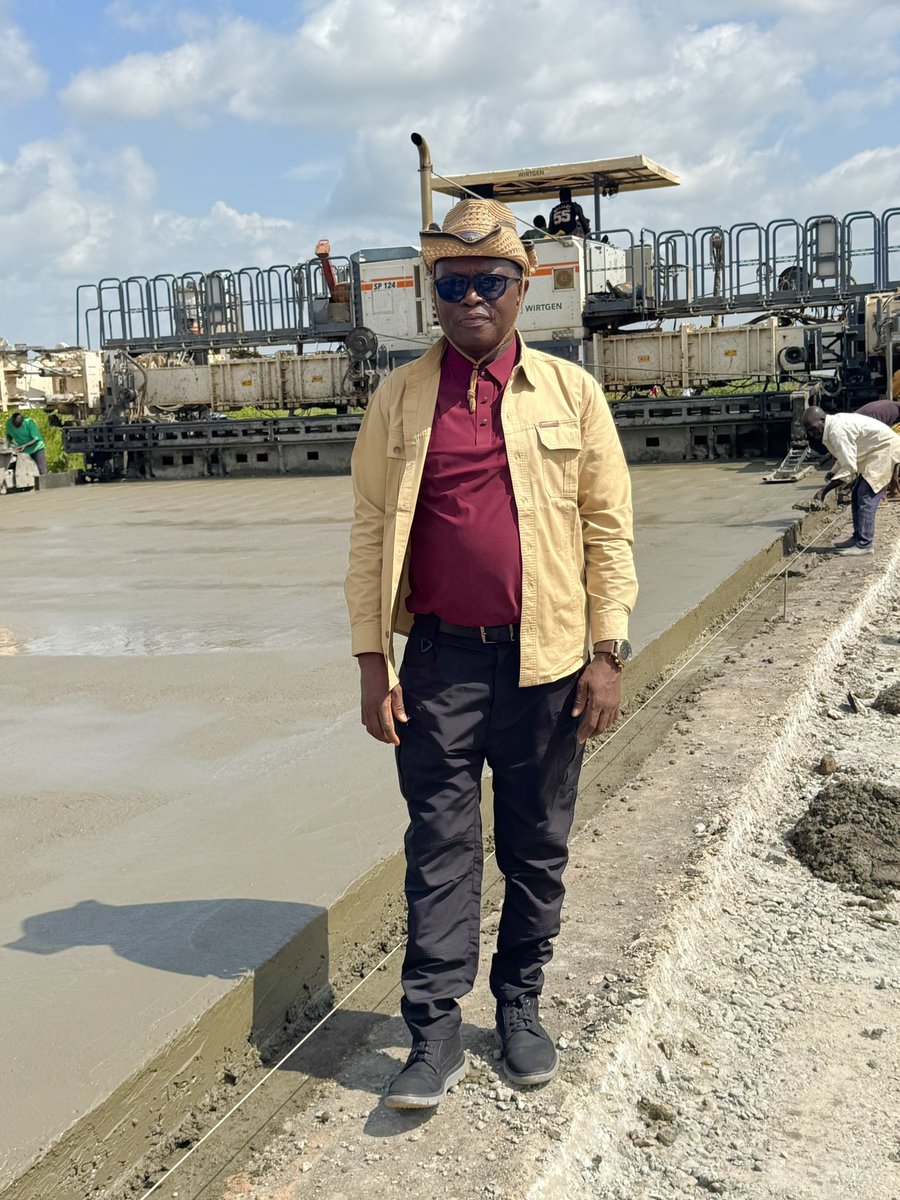 woye1's tweet photo. UPDATE: Abuja-kaduna Expressway road construction by FG not Tinubu: 

NO BE CHO CHO. NO BE PROPAGANDA. NA INFRASTRUCTURE DEY SPEAK.

1: As usual, I inspected the Abuja–Kaduna Expressway reconstruction being delivered under @officialABAT and witnessed significant milestones firsthand.

2: The Gov of Kaduna State @ubasanius is also monitoring this project, engaging with the stakeholders and addressing challenges identified along the corridor 

3: When the road starts speaking, there’s little need for long explanations. @Bellotsoho @Shunnie1111 @Better_Kaduna @AbiodunEssiet @FrancisNwaze1 @BarrNweze86109 @FMWNIG @PBATMediaCentre @governmentinubu @AkinDare_ @gbengasaka @MohammedPopson @1freesou_l @Aloo_Tordue @Alpha_Yom @SAsekome @CityBoyMedia @cityboynps @Dr_A_Mustapha @realdaveumahi @olaghaney @Pressman2040 @mrolamidedavid