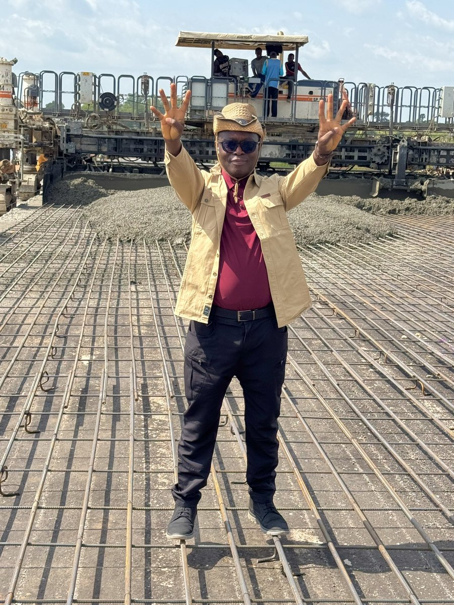 woye1's tweet photo. UPDATE: Abuja-kaduna Expressway road construction by FG not Tinubu: 

NO BE CHO CHO. NO BE PROPAGANDA. NA INFRASTRUCTURE DEY SPEAK.

1: As usual, I inspected the Abuja–Kaduna Expressway reconstruction being delivered under @officialABAT and witnessed significant milestones firsthand.

2: The Gov of Kaduna State @ubasanius is also monitoring this project, engaging with the stakeholders and addressing challenges identified along the corridor 

3: When the road starts speaking, there’s little need for long explanations. @Bellotsoho @Shunnie1111 @Better_Kaduna @AbiodunEssiet @FrancisNwaze1 @BarrNweze86109 @FMWNIG @PBATMediaCentre @governmentinubu @AkinDare_ @gbengasaka @MohammedPopson @1freesou_l @Aloo_Tordue @Alpha_Yom @SAsekome @CityBoyMedia @cityboynps @Dr_A_Mustapha @realdaveumahi @olaghaney @Pressman2040 @mrolamidedavid
