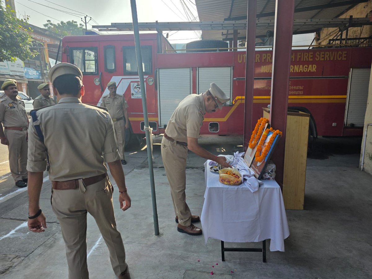 muzaffarnagfire's tweet photo. राष्ट्रपिता महात्मा गाँधी जी की जयंती के अवसर पर  अग्निशमन केंद्र मुजफ्फरनगर पर महात्मा गाँधी जी की प्रतिमा पर माल्यार्पण कर श्रद्धापूर्वक नमन किया गया एवं कर्म0 गण को कर्तव्यनिष्ठा की शपथ दिलाई गई और महात्मा गाँधी जी के सत्य,अहिंसा के आदर्शों को आत्मसात करने का संकल्प लिया। https://t.co/VzXnieTnNy