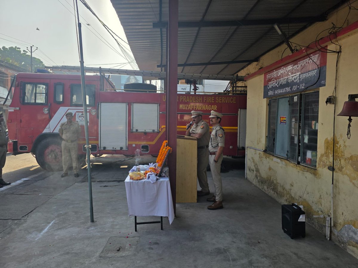 muzaffarnagfire's tweet photo. राष्ट्रपिता महात्मा गाँधी जी की जयंती के अवसर पर  अग्निशमन केंद्र मुजफ्फरनगर पर महात्मा गाँधी जी की प्रतिमा पर माल्यार्पण कर श्रद्धापूर्वक नमन किया गया एवं कर्म0 गण को कर्तव्यनिष्ठा की शपथ दिलाई गई और महात्मा गाँधी जी के सत्य,अहिंसा के आदर्शों को आत्मसात करने का संकल्प लिया। https://t.co/VzXnieTnNy