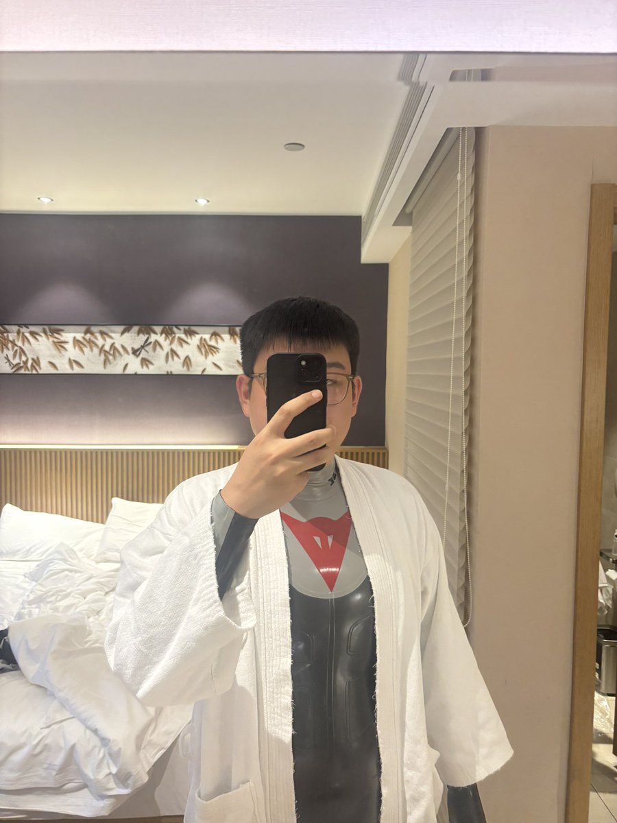 Aa100200_'s tweet photo. 好懒啊，不修了 https://t.co/NWxgGb7zas