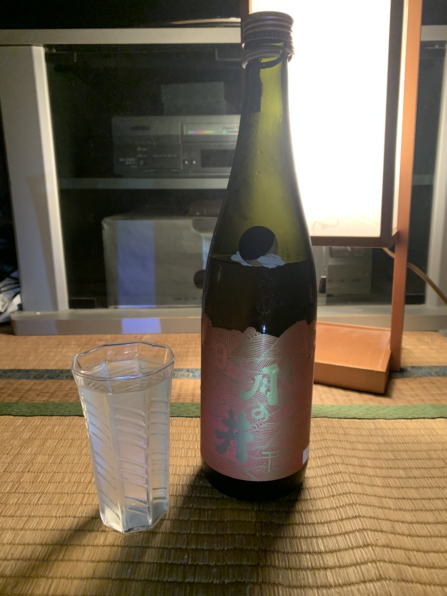komac_q's tweet photo. 今夜は月の井 ひやおろし。ひたち錦100%使用とのこと。月の井らしい辛口だけど、まろやかさも感じるのはひやおろしだからか。茨城は大洗、月の井酒造店のお酒。音楽は細野晴臣。「僕は一寸（夏編）」とオリジナルの「ぼくはちょっと」を続けて聞くと、半世紀の無常を感じるなあ。 https://t.co/4JG8V2Oos9