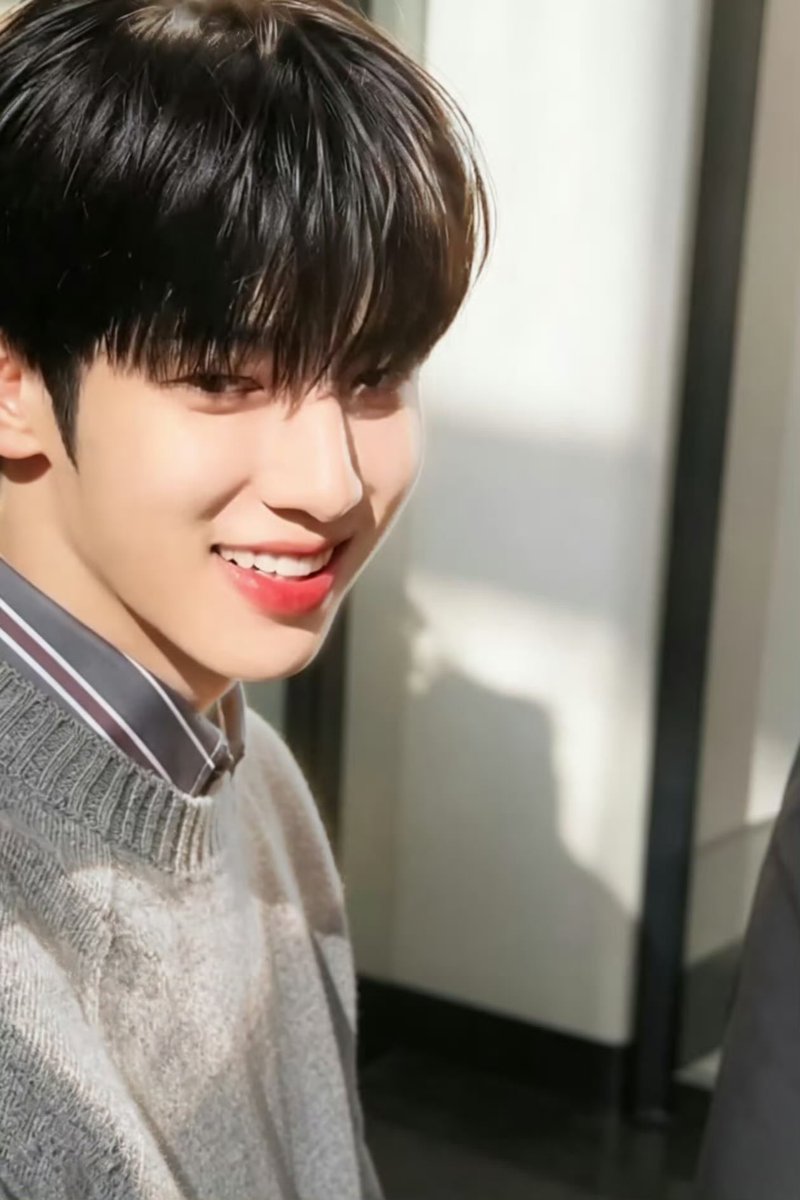 uuikitt's tweet photo. 我不行了哥哥你咋这么帅，善微而易行，善小而能行，久而能持，方为善道。建功立业，须实地着手；行善积德，要随处行事。

PARK SIWOO AT LANVIN PFWSS27

#PARKSIWOOxLANVIN
#PARKSIWOO
#LANVINPFWSS27 https://t.co/KQ75bV7dnx