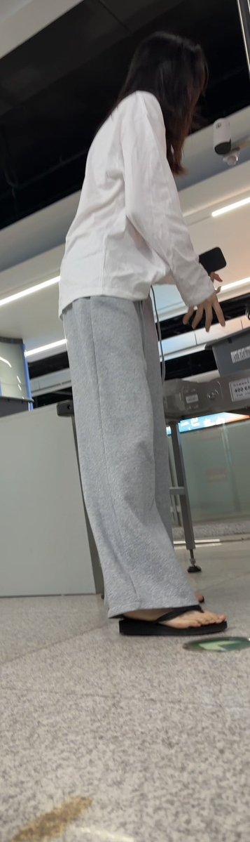 dongqi46082's tweet photo. 灰色阔腿裤下面是一双黑色人字拖
裤脚盖到脚背，脚趾还是露出来，白白的挤在鞋带外面
站在站台上低头看手机，鞋底一晃，脚弓就出来了
这双给几分？
预览放前面，原片 4K，完整版私信
#街拍 #街拍足 #偷拍 #偷拍脚 #玉足 #足控 #人字拖 #美脚 #女大 #裸足 #骚脚 #高颜值 https://t.co/cpvj1bw2Fd