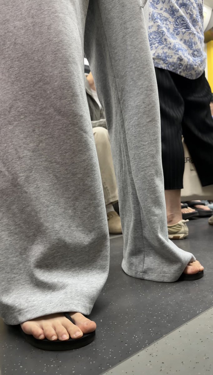 dongqi46082's tweet photo. 灰色阔腿裤下面是一双黑色人字拖
裤脚盖到脚背，脚趾还是露出来，白白的挤在鞋带外面
站在站台上低头看手机，鞋底一晃，脚弓就出来了
这双给几分？
预览放前面，原片 4K，完整版私信
#街拍 #街拍足 #偷拍 #偷拍脚 #玉足 #足控 #人字拖 #美脚 #女大 #裸足 #骚脚 #高颜值 https://t.co/cpvj1bw2Fd