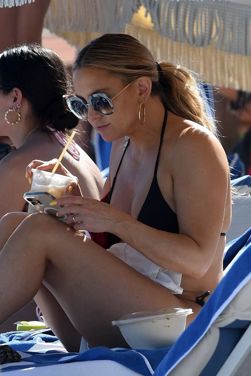 StarXZenix's tweet photo. Kate Hudson enjoys the sunshine during a Miami beach outing. https://t.co/Lkttq2aj9s