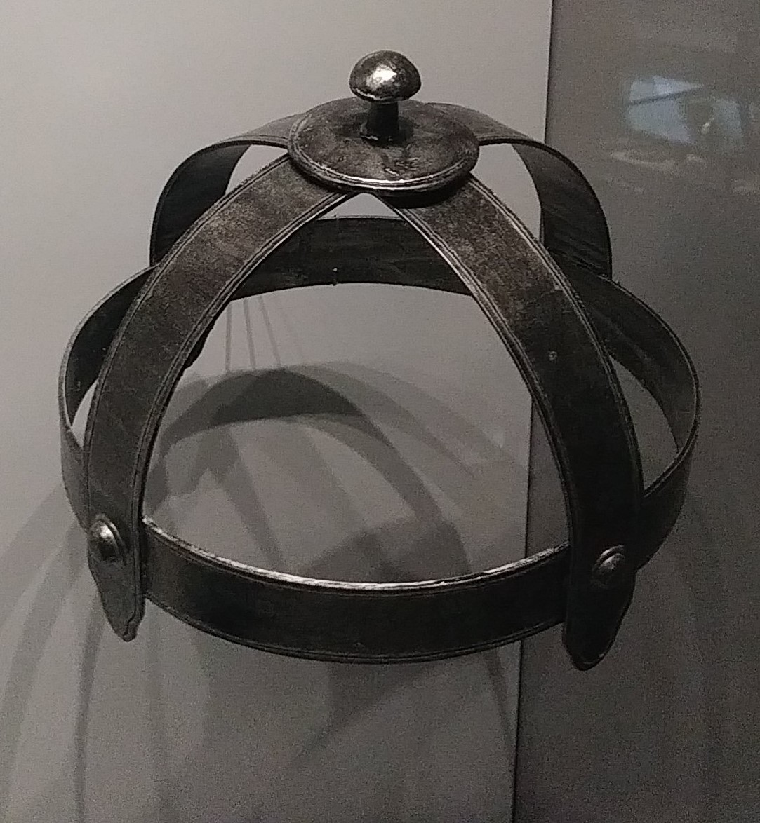 NeuKelte's tweet photo. #FindsFriday #FerrousFriday #Celtic: The โDruid Crownโ from Roseldorf, Lower Austria, is the only known example of a ceremonial headdress found outside England or Ireland that was made of iron.
1/3 https://t.co/CEpO85hYSL