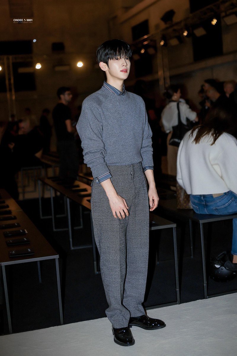ssilentsheep's tweet photo. 这个小腰真的斯哈斯哈了，朴时宇老婆们，请点赞哈哈哈哈

PARK SIWOO AT LANVIN PFWSS27

#PARKSIWOOxLANVIN
#PARKSIWOO
#LANVINPFWSS27 https://t.co/lcO1HJVgNO