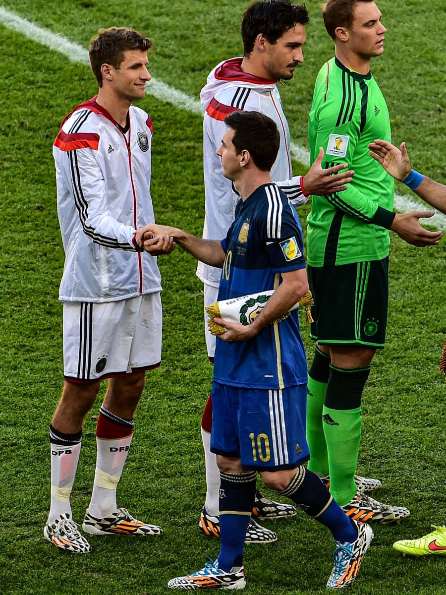AtaqueFutbolero's tweet photo. 🧠🇩🇪 Atención a la reflexión de Thomas Müller, sobre el debate entre Cristiano o Messi: 

“Me han hecho esta pregunta muchas veces, demasiadas. Creo que en los primeros diez años de mi carrera estaba con Cristiano.

Pero cuando miro el panorama completo, la imagen más amplia, debo decir que el mejor jugador de fútbol, no el mejor goleador, ni el mayor ganador... Aunque ahora se ha convertido en un gran ganador, después de lo que logró en 2022, lo que hizo en la Copa del Mundo, y lo que está haciendo ahora también.

Pero incluso antes de eso, creo que el placer de verlo jugar al fútbol, y no se trata solo de exhibiciones, ni de algo que dure un año y luego termine.

Ha durado eso, no sé, casi dos décadas; números, placer, y por eso digo, Lionel Messi es el mejor”.