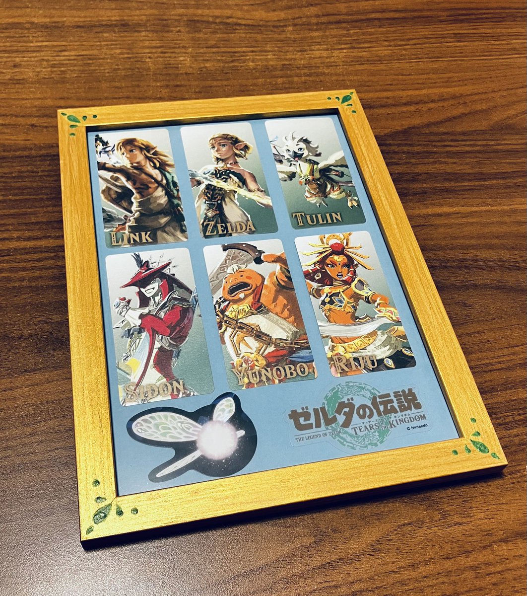 mi_ki_417's tweet photo. こちらアニメイトでの本日の戦利品。
百均の額縁に金色の絵の具で色を塗りたくってド下手なよく分からない模様つけてみました。
低クオリティでかれこれ3時間半くらいかかって、あたしゃ一体何をやってんだ...という気持ちになりました。
でも飾りたかったんだ！

背景黒が良かったけど無いから水色！ https://t.co/jLcxut2Jtp