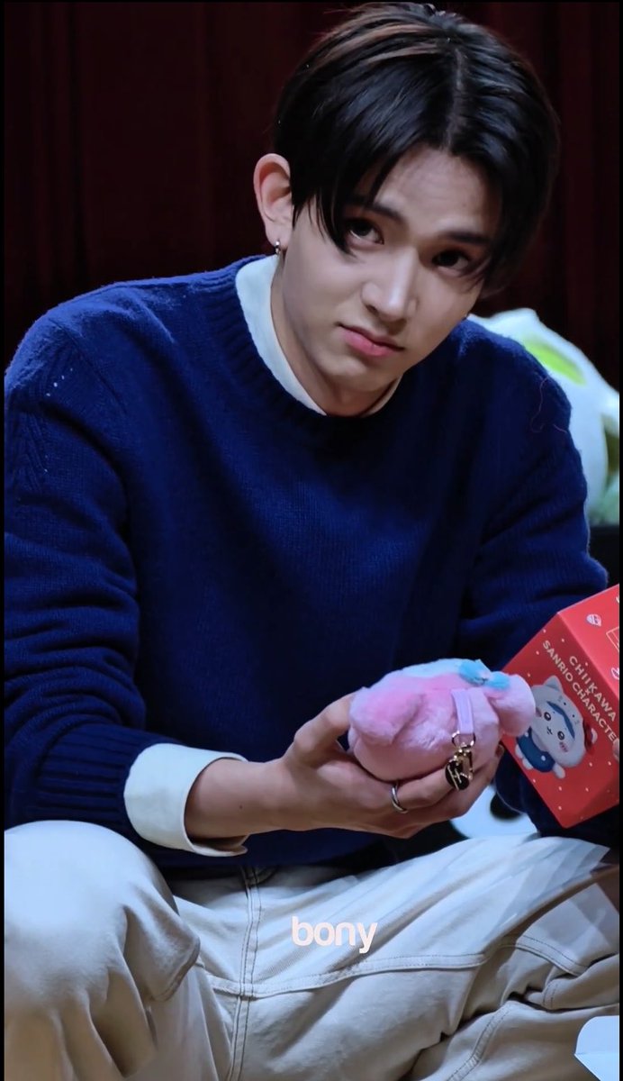 heeinorbit's tweet photo. he did NOT want that pink one
his reaction is so funny 💀 https://t.co/FqQw25yGxp https://t.co/C1ujkUECjv