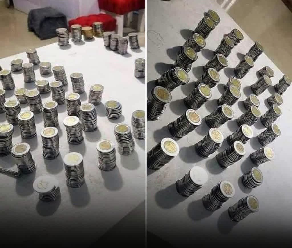 VigiaCiudadano7's tweet photo. NO ES BROMA: Un joven de Chihuahua contó en redes que, le pagaron su liquidación y se lo dieron de a puras monedas 🤯

El joven dijo que él sintió que hicieron esto con toda la intención de humillarlo y molestarlo

Sin embargo, al acudir al Centro de Conciliación, le pidieron a la empresa contar moneda x moneda frente al joven para comprobar que sí es el monto de la liquidación

💬 “Gózalo no cualquiera tiene ese privilegio. Y bien por el licenciado que hizo que contarán moneda a moneda”, comentó un usuario