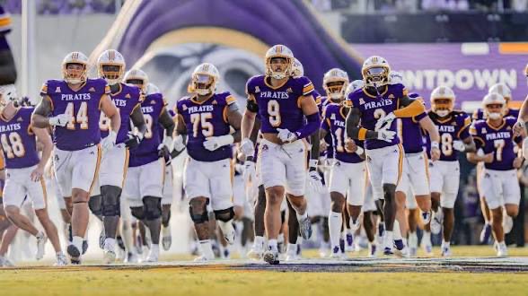BIGGEE904's tweet photo. Blessed to receive my 11th d1 offer from East Carolina University 🟣🟡 @Coach_Griffin_ #gopirates 
@Mhamm5507 
@PEBODY83 
@A1SportsManage 
@RenfrowJustin 
@CoachMasonTSD 
@TomLoy247
@adamgorney 
@DuvalSports https://t.co/LociUsXhyF