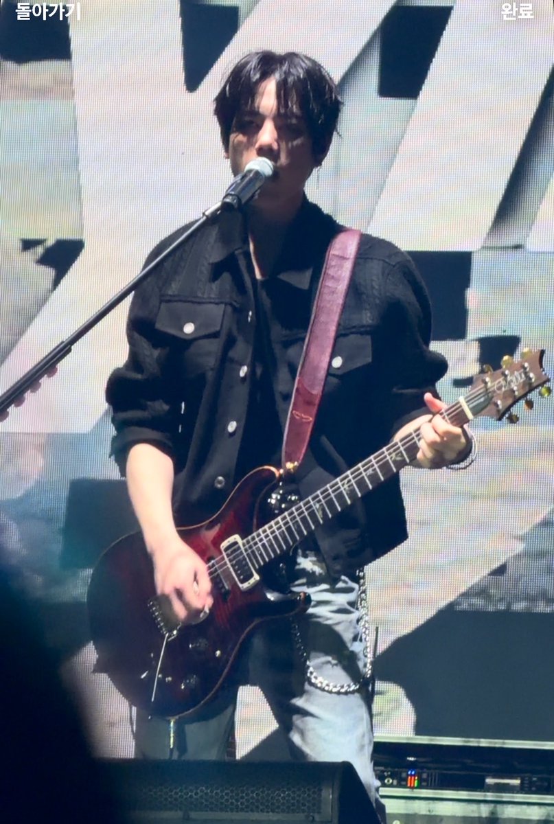 moutheon's tweet photo. 악기멤도 조명 좀 신경 써주세요 제발… https://t.co/GNZGymWGJh