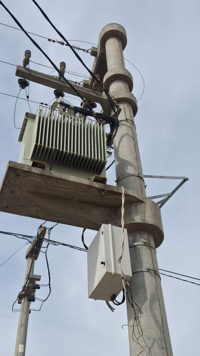 leoguevara80's tweet photo. #INSEGURIDAD #FueAnticipo 380 voltios tenían los cables que intentó robar un delincuente y terminó electrocutado muerto en Parque República, tenia 40 años y cayó desde las alturas con quemaduras en el rostro y brazos. Movil @radiomitrecba. https://t.co/60L6aiaImZ