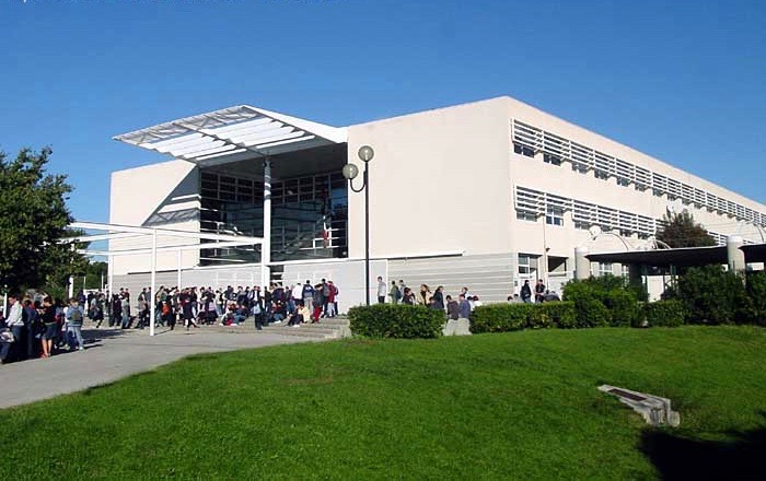 BlemontD's tweet photo. Le lycée de la Méditerranée à La Ciotat où un professeur a été aspergé d'essence et frappé…

Un établissement remarquable à 10 minutes des plages, il est envié dans tout le département, taux de réussite au bac 98 !
Il est où le malaise là ? https://t.co/26whoVQpW2