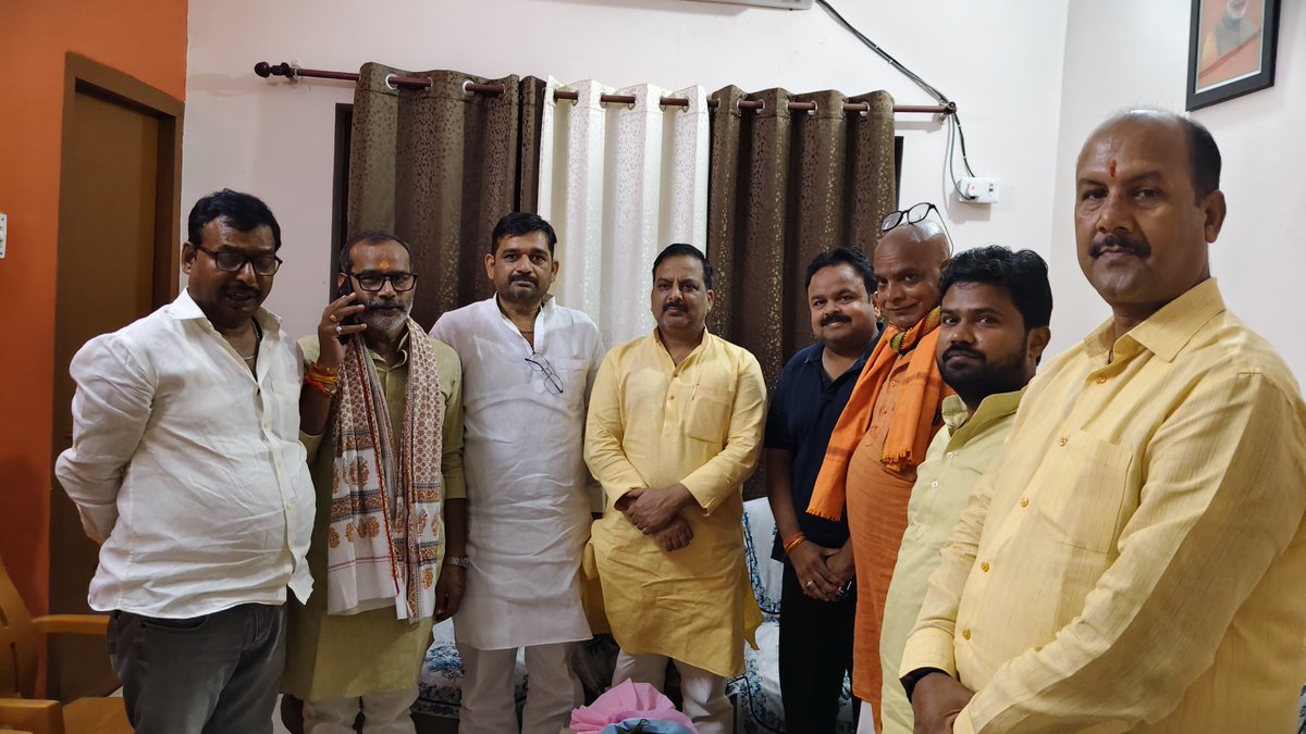 svivek123bjp's tweet photo. भाजपा लोकप्रिय  प्रदेश उपाध्यक्ष । विधान परिषद सदस्य बहुमुखी प्रतिभा के धनी बहुत ही सरल  माननीय श्री डॉ धर्मेन्द्र सिंह जी शिष्टाचार मुलाकात करके आशीर्वाद प्राप्त हुआ।।। 
भाजपा कुशीनगर जिला उपाध्यक्ष प्रिय बड़े भैया श्री संजय सिंह जी के साथ।।।
@SinghRPN https://t.co/Dp9roae7AP