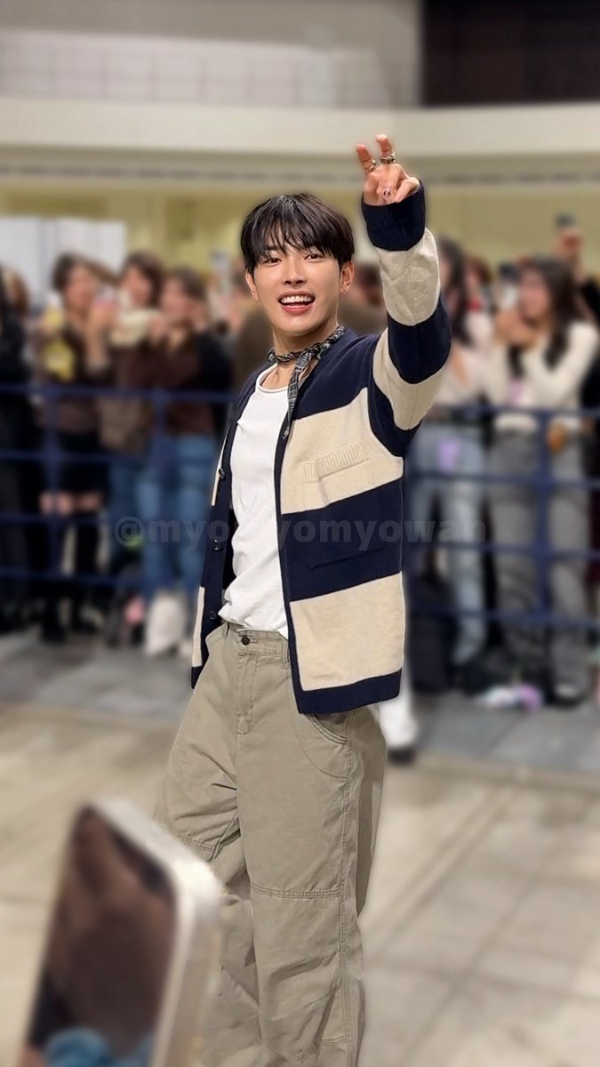 myomyomyowan's tweet photo. 261002 東京パパラッチ会

ジョンホに白目やったら気付いてくれて白目で返してくれたほんまに特大感謝

ヨサン美し過ぎるね

ユノハートありがとう🫶

ホンジュンニキ呼んで指動かしピースしたら返してくれて、、、一生ついてく

#ATEEZ #JONGHO #YEOSANG #YUNHO #HONGJOONG https://t.co/ZOj9XNO7Sb