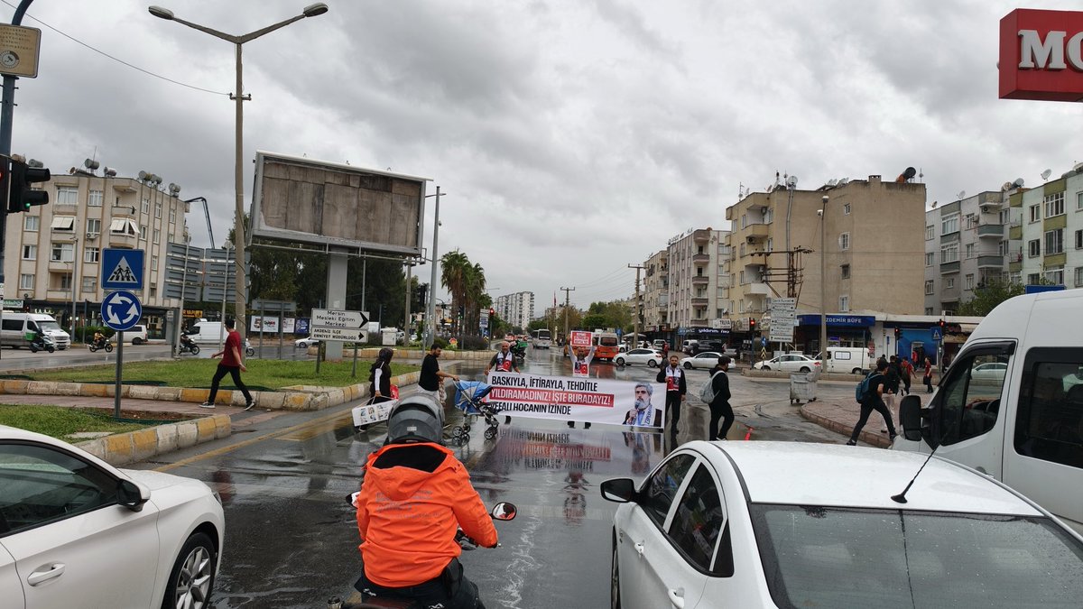 furkanhmersin's tweet photo. Furkan Hareketi Mersin olarak Alparslan Kuytul hocaefendi ve tutuklu bulunan tüm kardeşlerimiz için;

Trafik ışıklarında adalet bekleyişi ve Cuma namazı sonrası lokum dağıtarak dua talebinde bulunduk.

#cuma 
FurkanHareketi
#AlparslanHocayaÖzgürlük
#özgürlüki̇çinmeydandayız https://t.co/kNNtzsNc3H