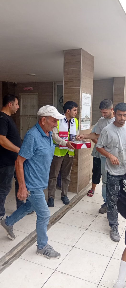 furkanhmersin's tweet photo. Furkan Hareketi Mersin olarak Alparslan Kuytul hocaefendi ve tutuklu bulunan tüm kardeşlerimiz için;

Trafik ışıklarında adalet bekleyişi ve Cuma namazı sonrası lokum dağıtarak dua talebinde bulunduk.

#cuma 
FurkanHareketi
#AlparslanHocayaÖzgürlük
#özgürlüki̇çinmeydandayız https://t.co/kNNtzsNc3H