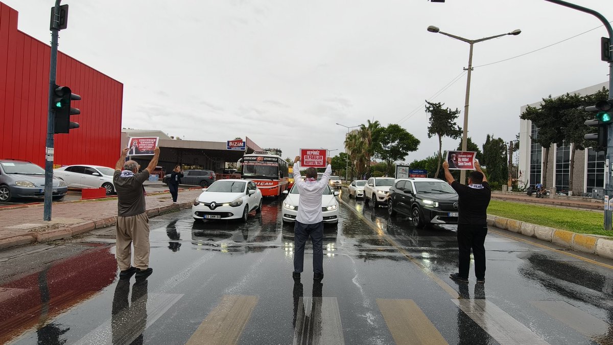 furkanhmersin's tweet photo. Furkan Hareketi Mersin olarak Alparslan Kuytul hocaefendi ve tutuklu bulunan tüm kardeşlerimiz için;

Trafik ışıklarında adalet bekleyişi ve Cuma namazı sonrası lokum dağıtarak dua talebinde bulunduk.

#cuma 
FurkanHareketi
#AlparslanHocayaÖzgürlük
#özgürlüki̇çinmeydandayız https://t.co/kNNtzsNc3H