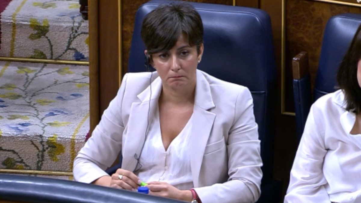 NoaGresiva's tweet photo. Vosotros sois muy jóvenes y no lo recordaréis pero la Ministra de Vivienda respondía pidiendo “solidaridad” a los caseros cuando se le proponían medidas para regular precios del alquiler desde su izquierda. https://t.co/CQ9jFlWZeA