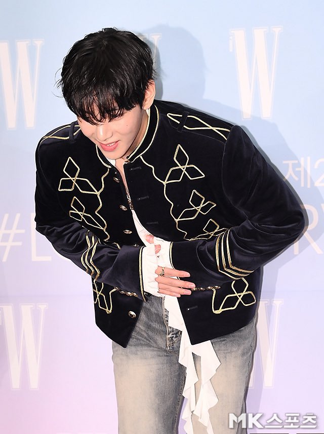 thvismuse's tweet photo. something about the way Taehyung greets everyone with belly button bow, like the most polite soul he is https://t.co/fZIz0vM36J