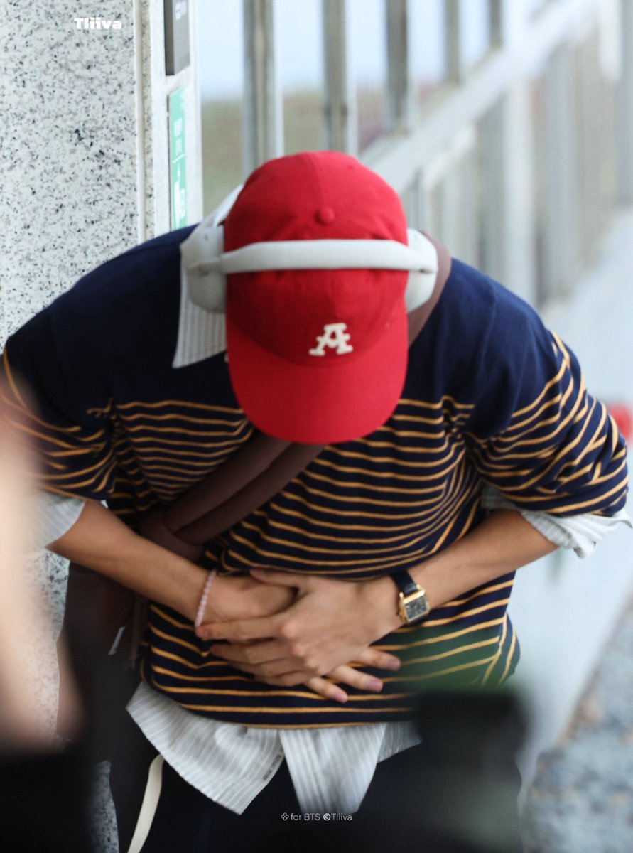 thvismuse's tweet photo. something about the way Taehyung greets everyone with belly button bow, like the most polite soul he is https://t.co/fZIz0vM36J