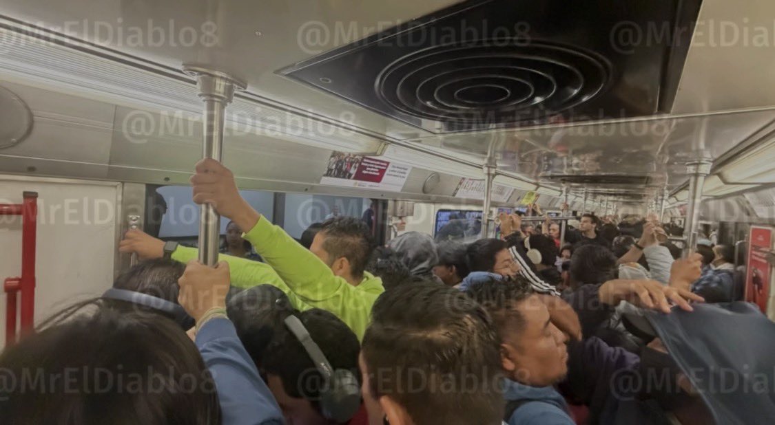 MrElDiablo8's tweet photo. #Urgente |

Usuarios de la Línea 3 del @MetroCDMX reportan más de 20 minutos de retraso. https://t.co/s0Iozh3hG1