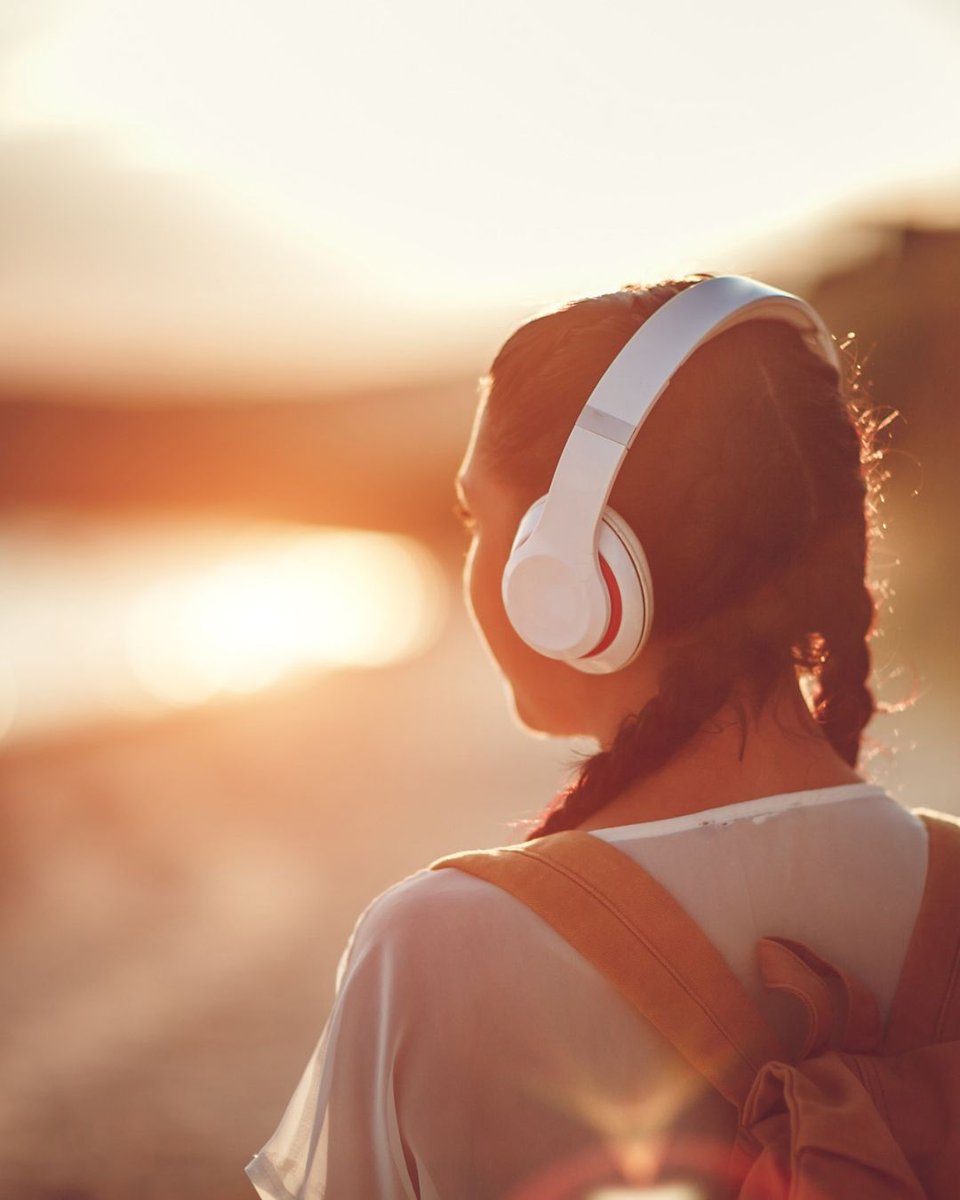 bemorenulty's tweet photo. This #NationalPoetryDay the theme is Wonder ✨ From a lyric that stops you in your tracks to a poem that changes the way you see the world, words have the power to inspire, comfort & connect us.
What song lyric or poem fills you with wonder?
#PowerOfMusic #Wonder #MusicAndWords https://t.co/jzufHN5NIM