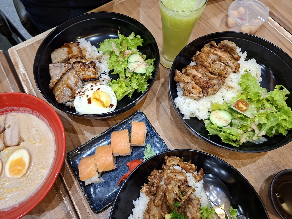 kon_junhoe's tweet photo. Just a random, much-needed family dinner night. Good food, loud laughs, full hearts https://t.co/yXJGayZb1Q