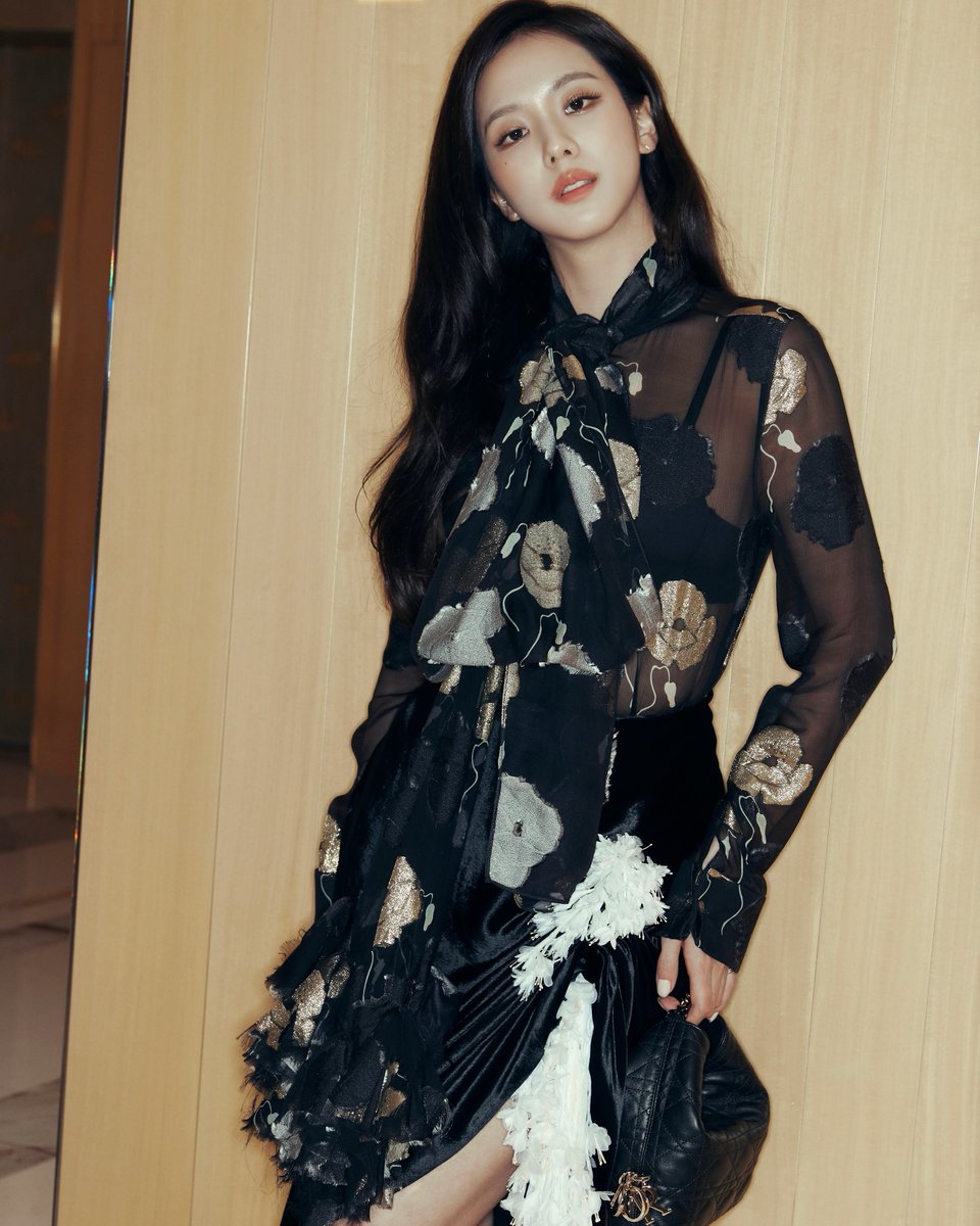 PortalJisoo_'s tweet photo. Atualização da JISOO no Instagram!

“Junto com a @dior até a noite 🌑” https://t.co/912zCrCYJi