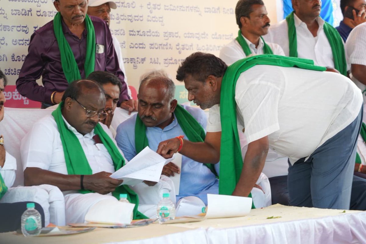 hd_kumaraswamy's tweet photo. ನೈಸ್ ಭೂ ಸಂತ್ರಸ್ತರನ್ನು ಭೇಟಿಯಾಗುವ ಸಂದರ್ಭದಲ್ಲಿ ಸೋಂಪುರದ ಬಳಿ ಬಹಿರಂಗ ಸಭೆಯಲ್ಲಿ ಪಾಲ್ಗೊಳ್ಳಲಾಯಿತು. ಈ ಸಂದರ್ಭದಲ್ಲಿ ಭೂಮಿ ಕಳೆದುಕೊಂಡವರ ಅಹವಾಲು ಆಲಿಸಿದೆ.

"ಧೈರ್ಯಗುಂದಬೇಡಿ, ನಾನಿದ್ದೇನೆ.. ನಿಮ್ಮ ಪರವಾಗಿ ಹೋರಾಟ ನಡೆಸುತ್ತೇನೆ. ಯಾವುದೇ ಕಾರಣಕ್ಕೂ ಹಿಂದೆಜ್ಜೆ ಇರಿಸುವ ಪ್ರಶ್ನೆಯೇ ಇಲ್ಲ" ಎಂದು ಮಾತು ಕೊಟ್ಟಿದ್ದೇನೆ. 

ಈ ಮಹತ್ವದ ಸಭೆಯಲ್ಲಿ ವಿಧಾನ ಪರಿಷತ್ ಸದಸ್ಯರಾದ ಶ್ರೀ ಟಿ.ಎನ್. ಜವರಾಯಿಗೌಡರು, ಮಾಜಿ ಶಾಸಕರಾದ ಶ್ರೀ ಎ.ಮಂಜುನಾಥ್ ಅವರು, ಗ್ರೇಟರ್ ಬೆಂಗಳೂರು ಜೆಡಿಎಸ್ ಅಧ್ಯಕ್ಷರಾದ ಶ್ರೀ ಹೆಚ್.ಎಂ. ರಮೇಶ್ ಗೌಡರು, ಹಿರಿಯ ಮುಖಂಡರಾದ ಶ್ರೀ ರುದ್ರೇಶ್ ಅವರು ಸೇರಿದಂತೆ ಸೇರಿದಂತೆ ಅನೇಕ ಅಕ್ಕತಂಗಿಯರು, ಅಣ್ಣತಮ್ಮಂದಿರು ಸಭೆಯಲ್ಲಿ ಭಾಗಿಯಾಗಿದ್ದರು.

#ನಮ್ಮಭೂಮಿನಮ್ಮಹಕ್ಕು 
#NiceLootsKarnataka 
#NothingNice