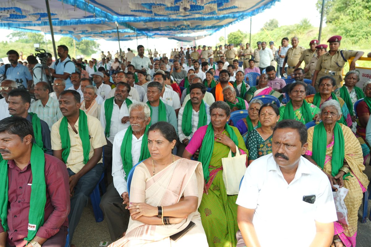 hd_kumaraswamy's tweet photo. ನೈಸ್ ಭೂ ಸಂತ್ರಸ್ತರನ್ನು ಭೇಟಿಯಾಗುವ ಸಂದರ್ಭದಲ್ಲಿ ಸೋಂಪುರದ ಬಳಿ ಬಹಿರಂಗ ಸಭೆಯಲ್ಲಿ ಪಾಲ್ಗೊಳ್ಳಲಾಯಿತು. ಈ ಸಂದರ್ಭದಲ್ಲಿ ಭೂಮಿ ಕಳೆದುಕೊಂಡವರ ಅಹವಾಲು ಆಲಿಸಿದೆ.

"ಧೈರ್ಯಗುಂದಬೇಡಿ, ನಾನಿದ್ದೇನೆ.. ನಿಮ್ಮ ಪರವಾಗಿ ಹೋರಾಟ ನಡೆಸುತ್ತೇನೆ. ಯಾವುದೇ ಕಾರಣಕ್ಕೂ ಹಿಂದೆಜ್ಜೆ ಇರಿಸುವ ಪ್ರಶ್ನೆಯೇ ಇಲ್ಲ" ಎಂದು ಮಾತು ಕೊಟ್ಟಿದ್ದೇನೆ. 

ಈ ಮಹತ್ವದ ಸಭೆಯಲ್ಲಿ ವಿಧಾನ ಪರಿಷತ್ ಸದಸ್ಯರಾದ ಶ್ರೀ ಟಿ.ಎನ್. ಜವರಾಯಿಗೌಡರು, ಮಾಜಿ ಶಾಸಕರಾದ ಶ್ರೀ ಎ.ಮಂಜುನಾಥ್ ಅವರು, ಗ್ರೇಟರ್ ಬೆಂಗಳೂರು ಜೆಡಿಎಸ್ ಅಧ್ಯಕ್ಷರಾದ ಶ್ರೀ ಹೆಚ್.ಎಂ. ರಮೇಶ್ ಗೌಡರು, ಹಿರಿಯ ಮುಖಂಡರಾದ ಶ್ರೀ ರುದ್ರೇಶ್ ಅವರು ಸೇರಿದಂತೆ ಸೇರಿದಂತೆ ಅನೇಕ ಅಕ್ಕತಂಗಿಯರು, ಅಣ್ಣತಮ್ಮಂದಿರು ಸಭೆಯಲ್ಲಿ ಭಾಗಿಯಾಗಿದ್ದರು.

#ನಮ್ಮಭೂಮಿನಮ್ಮಹಕ್ಕು 
#NiceLootsKarnataka 
#NothingNice