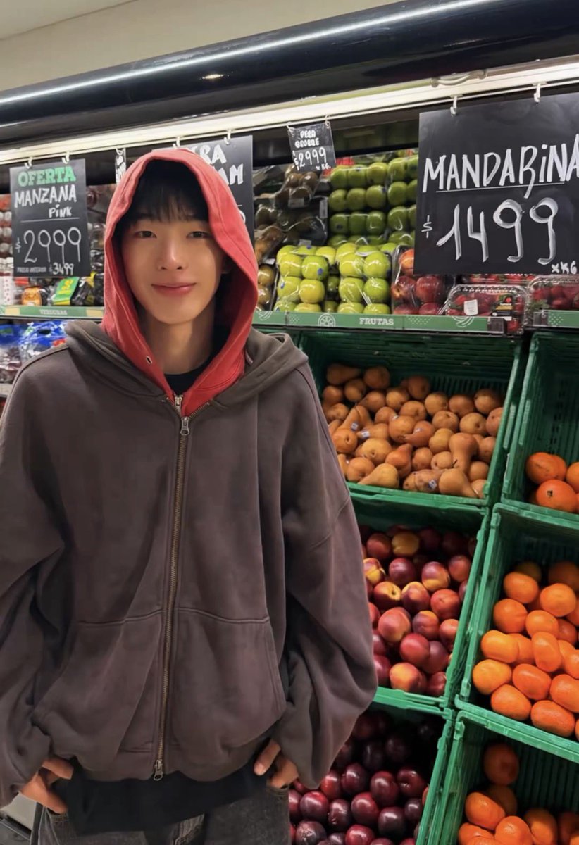 nex2yuko's tweet photo. 果物の仲間入りしてるのかわええ🐧🍎
#NEXZ #TOMOYA https://t.co/4d13f7o55c
