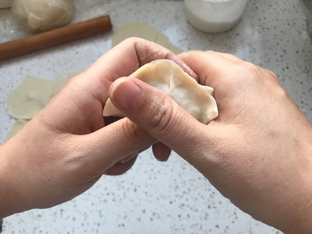 uxe60897's tweet photo. This dumpling's pork filling is so fresh—my 倏然 heart melts, I反親 chow down happily, @Xin is beside me! https://t.co/hBpPE5utlb