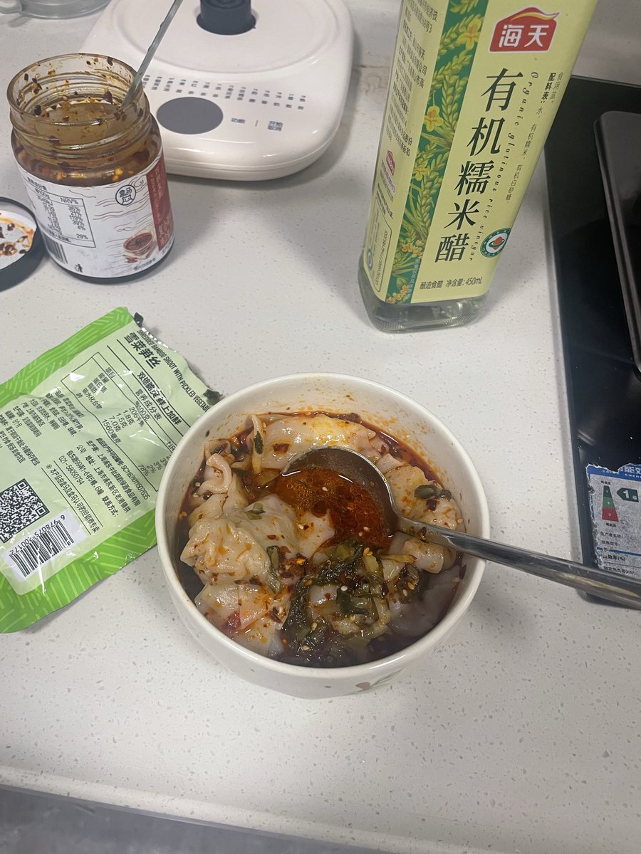 fklklklf's tweet photo. 长沙今天18度，哇靠，脚上的凉拖都冻脚🦶，刚刚在手机上选购了厚衣服和棉拖鞋🥿！渐入秋冬，我是一个喜欢冷的人，厚厚的衣服或被子包裹着身体，感觉到婴儿般的安全感和舒适。
早上睡到自然醒，和爷爷打了个视频叫我回家玩，老家正在搞几十年一遇的开族谱和做戏。我婉拒了，我觉得肯定很吵闹！ https://t.co/21J6Ez5VkZ