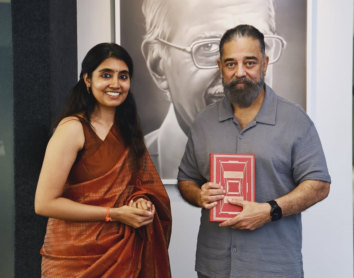 Kamaladdict7's tweet photo. The founder of The Town Library and producer @ShrutiNallappa, who is organizing the event "Book vs Movie" Stepping into the World of Kamal Haasan's Dhayam and its Cinematic Adaptation #Aalavandhan on October 3rd with host @Maathevan, met Ulaganayagan #KamalHaasan today💙 https://t.co/4BqSiPJr4s