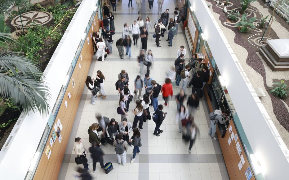 BlemontD's tweet photo. Le lycée de la Méditerranée à La Ciotat où un professeur a été aspergé d'essence et frappé…

Un établissement remarquable à 10 minutes des plages, il est envié dans tout le département, taux de réussite au bac 98 !
Il est où le malaise là ? https://t.co/26whoVQpW2