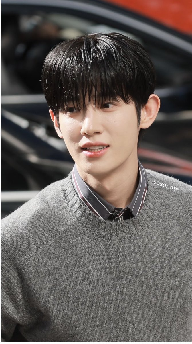 Tangkukxb's tweet photo. The sophisticated aura of Park Siwoo blends harmoniously with Lanvin’s century-old luxury fashion heritage.

PARK SIWOO AT LANVIN PFWSS27

#PARKSIWOOxLANVIN
#PARKSIWOO
#LANVINPFWSS27 https://t.co/0A75eilkna
