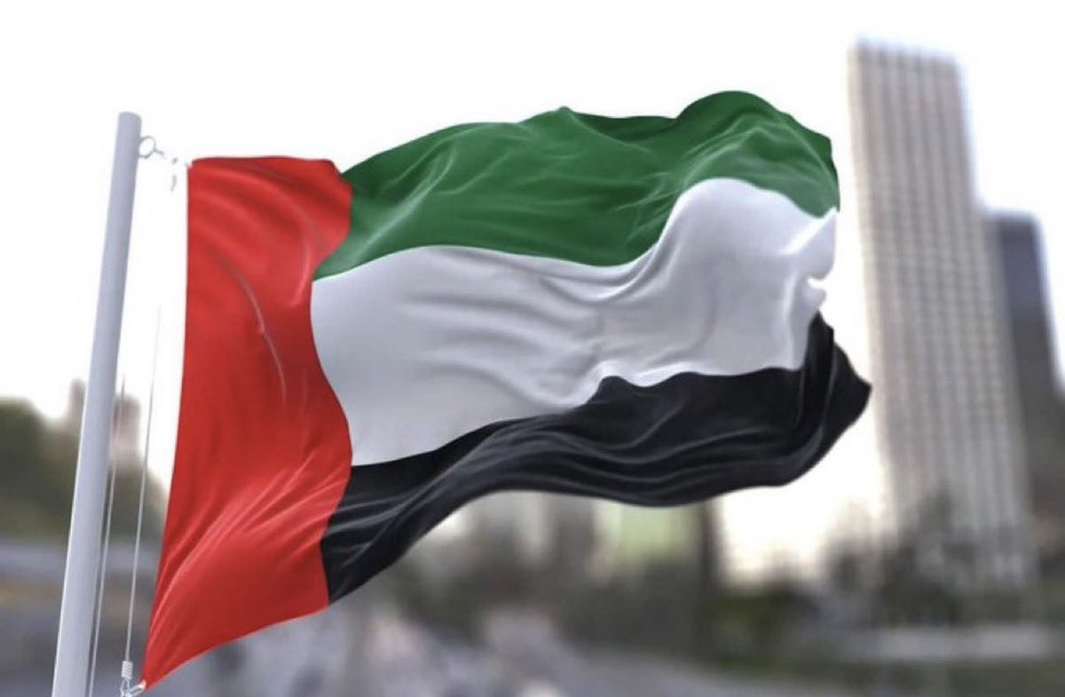 Bar11Khalid's tweet photo. منذ أكثر من أربعة عشر عامًا وأنا أكتب في منصة «X»، مررت خلالها بنقاشات حادّة واختلافات كثيرة، لكنني لا أكاد أذكر إماراتيًا امتد خلافه إلى شتم الوالدين أو الخوض في الأعراض.

فالإماراتي، وإن اشتدّ في رأيه، يعرف أن للكلمة حُرمة، وللبيوت سترًا، وللكرامة حدودًا لا تُنتهك، بينما نرى بعضهم لا يكتفي بالسب، بل يتجاوزه إلى القذف والتكفير والاتهام بالزندقة، كأن الاختلاف يبيح له أن يهدم سمعة الإنسان ودينه.

وهنا يظهر أثر الوطن في أبنائه؛ فأنت إماراتي ربّاك دينك على صون اللسان، وغرست فيك قيم زايد احترام الإنسان، وتعلّمت في وطنك أن الحرية مسؤولية، وأن القانون الصارم يقف حيث يحاول البعض تجاوز حدود الأخلاق والكرامة.