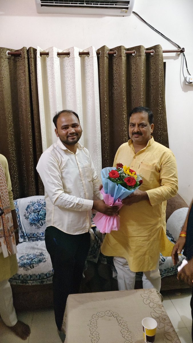 svivek123bjp's tweet photo. भाजपा लोकप्रिय  प्रदेश उपाध्यक्ष । विधान परिषद सदस्य बहुमुखी प्रतिभा के धनी बहुत ही सरल  माननीय श्री डॉ धर्मेन्द्र सिंह जी शिष्टाचार मुलाकात करके आशीर्वाद प्राप्त हुआ।।। 
भाजपा कुशीनगर जिला उपाध्यक्ष प्रिय बड़े भैया श्री संजय सिंह जी के साथ।।।
@SinghRPN https://t.co/Dp9roae7AP