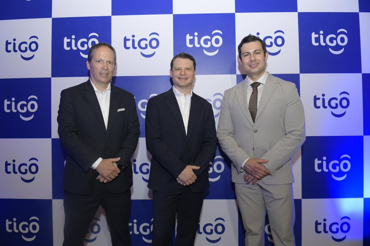 MIT_Ecuador's tweet photo. #Guayaquil | El Gobierno Nacional acompaña las iniciativas privadas.

El viceministro de Tecnologías de la Información y Comunicación, Ricardo Gutiérrez, participó en la presentación oficial de Tigo, la nueva operadora móvil que inicia sus operaciones en Ecuador para brindar sus servicios a los ciudadanos.

✅La transición de las anteriores marcas a Tigo representa un paso importante para avanzar en la mejora de la conectividad en el país. El Gobierno Nacional, en el ámbito de sus competencias, brindó las facilidades necesarias para el inicio de sus operaciones y, con ello, ampliar las opciones de los ciudadanos para acceder a servicios de telecomunicaciones.

💪🏻 Desde el MIT continuaremos trabajando de la mano con todos los prestadores de servicios de telecomunicaciones, con un objetivo común: construir un Ecuador digital, impulsado por la tecnología, que genere oportunidades y conecte al país con el mundo.