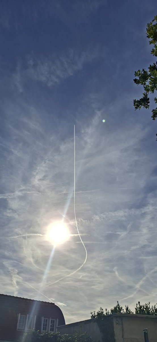 Calypsoo92's tweet photo. @Beatrice_Rosen C'est plusieurs fois par jours maintenant #chemtrails https://t.co/ljDFnUCTqM