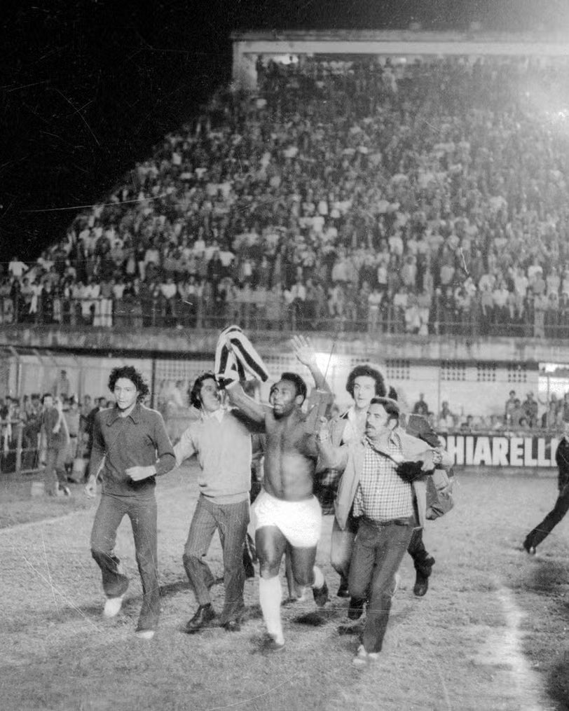 SantosFC's tweet photo. Há 52 anos, o maior de todos os tempos se despedia do Santos FC. 🤍🖤

Em um momento marcante e emocionante, Rei Pelé ajoelhava no gramado da Vila Belmiro e estendia os braços para a nação santista. Ali, encerrava-se a maior trajetória de um jogador com a camisa de um clube de futebol.

Um adeus que jamais será esquecido. Uma história que jamais terá fim.

Você é eterno, Rei! ♾️🤴🏿